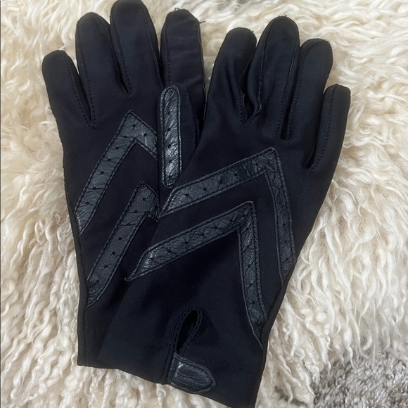 Isotoner Women's Spandex Shortie Glove with Chevron Detail - Picture 3 of 6